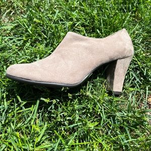 Womens Tan Suede Aerosoles Bootie. Very Gently Worn-Size 9.